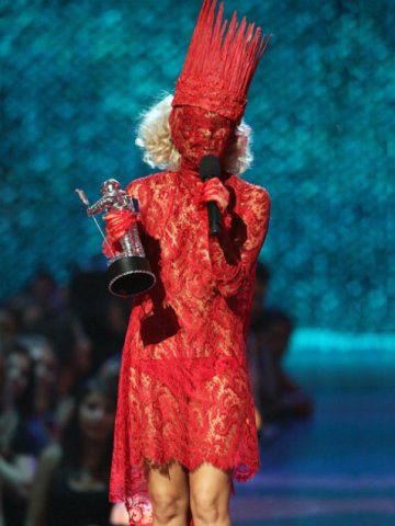 01_lady-gaga-outfits-red-facemask.jpg, 71 KB